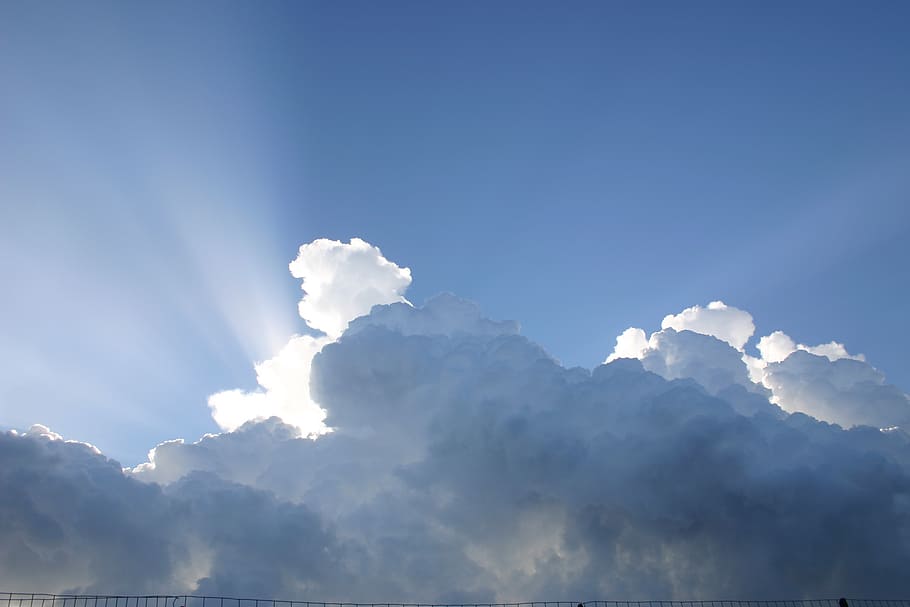 hvid, skyer, crepuskulære stråler, himmel, belyst, ray, sol, solstråler, sky - himmel, skønhed i naturen, ro, rolig scene, scenics - natur, ingen mennesker, blå, idyllisk, sollys, natur, dag, udendørs, miljø, lav vinkel visning, baggrunde, tåge, kopiere plads, hvid farve, lyse, meteorologi, 2K