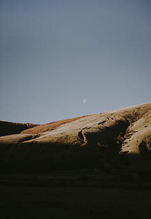 grau, Hügel, Weiß, Mond, braun, Sandberg, klar, Himmel, Ruhe, ruhige Szene, klarer Himmel, Umgebung, Schönheit in der Natur, Szenen - Natur, kopieren sie platz, Landschaft, Land, Natur, Wüste, Nicht-städtische Szene, keine Leute, Klima, Tag, trockenes Klima, idyllisch, draußen, Blau, 4K, CC0, gemeinfrei, lizenzfrei