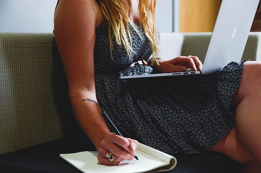 dona, poma, portàtil, treball, comprovar, ordinador, femella, noia, deures, aprenentatge, MacBook, notes, estudiant, estudiar, tecnologia, escriure, escriptor, imatges de drets d’autor, una persona, comunicació, tecnologia sense fils, dones, assegut, connexió, a l'interior, adult, dones joves, estils de vida, adult jove, interior de casa, persones reals, cabell, celebració, activitat d'oci, cabell ros, pentinat, navegar per la xarxa, 4K