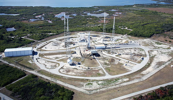 lintu, silmäkuva, voimalaitos, cape canaveral, laukaisualusta, rakettien laukaisu, lähtölaskenta, SpaceX, lähtö, tila, raketti, nopeus, ajoneuvo, ohjus, rakettimoottori, kuljetus, avaruusalus, teho, ilmailu, korkea kulma, ilmakuva, arkkitehtuuri, luonto, ulkona, päivä, rakennettu rakenne, vesi, matkakohteet, rakennuksen ulkoa, ei ihmisiä, tie, ympäristö, kasvi, kaupunki, maisema, ala, polttoaineen ja sähköntuotantoon, puu, 4K, CC0, public domain, rojaltivapaa