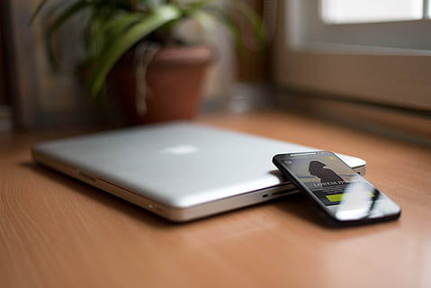 silbernes macbook, schwarz, iphone, neben, Notizbuch, Telefon, Tabelle, Layout, Mac, aus Eis, kabellose Technologie, Technologie, Verbindung, Kommunikation, drinnen, Mobiltelefon, keine Leute, Bequemlichkeit, Smartphone, Nahansicht, tragbares Informationsgerät, Portabilität, Holz - Material, Fokus auf den Vordergrund, Tag, Möbel, selektiver Fokus, Holzmaserung, 5K, CC0, gemeinfrei, lizenzfrei