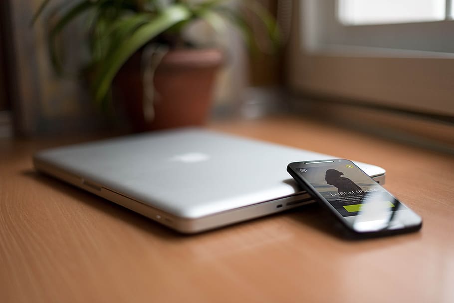 silbernes macbook, schwarz, iphone, neben, Notizbuch, Telefon, Tabelle, Layout, Mac, aus Eis, kabellose Technologie, Technologie, Verbindung, Kommunikation, drinnen, Mobiltelefon, keine Leute, Bequemlichkeit, Smartphone, Nahansicht, tragbares Informationsgerät, Portabilität, Holz - Material, Fokus auf den Vordergrund, Tag, Möbel, selektiver Fokus, Holzmaserung, 5K