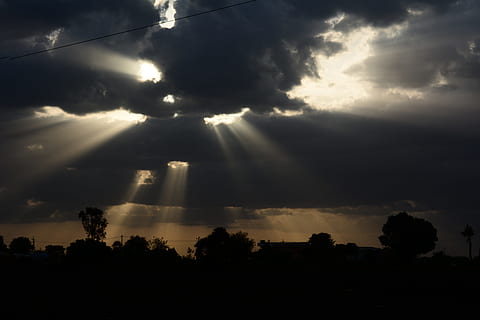 Sonnenstrahlen, dunkler Himmel, Sonnenlicht, Wolke, Szene, draussen, Abend, Schatten, wolke - himmel, Silhouette, Himmel, Baum, Sonnenstrahl, Pflanze, Schönheit in der Natur, Szenen - Natur, Ruhe, keine Leute, ruhige Szene, Natur, Sonnenuntergang, draußen, Umgebung, dunkel, Sonne, idyllisch, Streaming, 5K, CC0, gemeinfrei, lizenzfrei