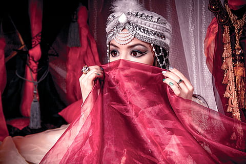 mujer, cubierta, boca, harén, niña oriental, granero, princesa, este, historia, vestido, mágico, sonreír, niña, dama, encantador, hermoso, romántico, modelo, sueño, linda, encanto, sonriente, ninfa, Moda, gente, culturas, hembras, ropa, retrato, una persona, adulto, gente guapa, mirando a la cámara, belleza, rojo, adulto joven, mujer hermosa, mujer joven, celebracion, emoción, corona, 5K, CC0, dominio público, libre de derechos