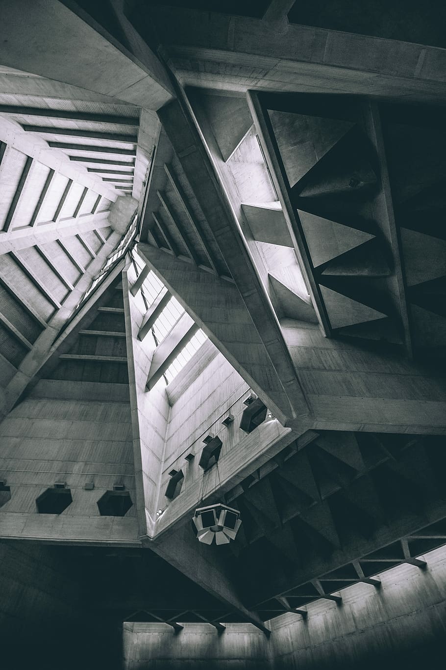 fotografia en escala de grisos, sostre de fusta, llum penjant blanca, edifici, arquitectura, fosc, bandw, Església, arquitectònic, disseny, llum, bristol, negre, blanc, casa, vell, vidre, biga, estructura construïda, vista d’angle baix, a l'interior, escala, sostre, cap gent, passos i escales, patró, espiral, escala de cargol, dia, barana, modern, característica arquitectònica, metall, destinacions de viatge, directament a sota, claraboia, biga del sostre, 5K