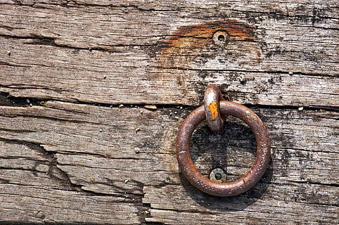 lave, ring, metal, rette op, metal ring, træ, Bohlen, bestyrelse, gammel, snørehul, forbindelse, forvitret, rusten, rustfri, træ - materiale, tekstureret, dør, indgang, ingen mennesker, tæt på, dag, fuld ramme, baggrunde, dørhammer, ru, beskyttelse, udendørs, sikkerhed, lukket, søm, låsen, tekstureret effekt, 2K, CC0, offentligt domæne, royaltyfrie