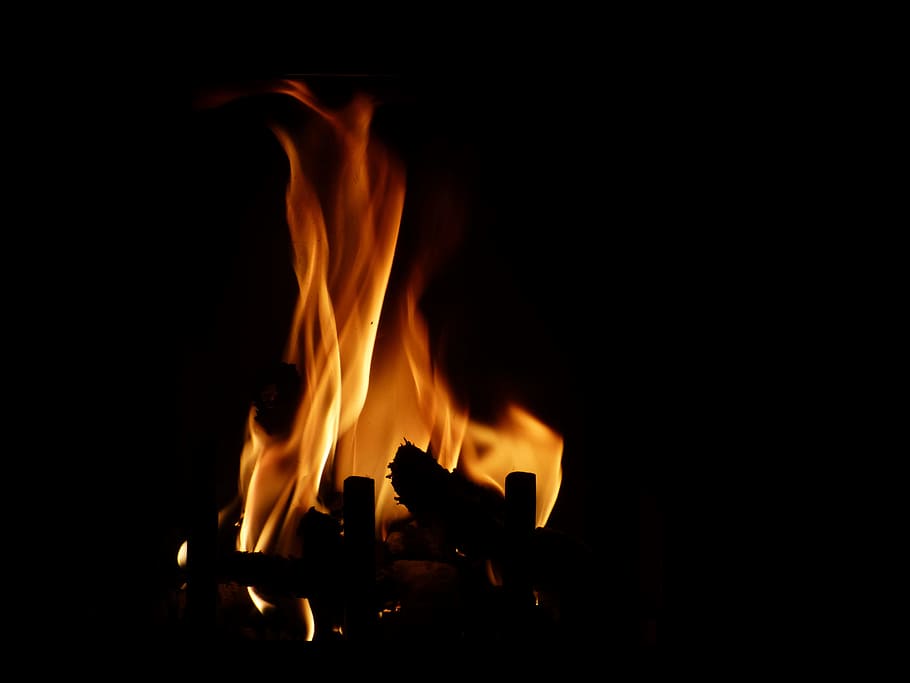 Low-Light-Fotografie, Feuer, Kamin, Wärme, Feuer - natürliches Phänomen, Hitze - Temperatur, Flamme, Verbrennung, rot, Nahansicht, Brennholz, Holz - Material, Natur, Gelb, schwarze Farbe, glühend, Zerstörung, keine Leute, drinnen, orange Farbe, Log, Bewegung, Holz, Nacht-, dunkel, Langzeitbelichtung, Lagerfeuer, 4K