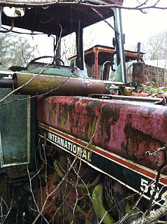 tractor, òxid, cementiri, granja, junk yard, decadència rural, rovellat, abandonat, obsoleta, espatllat, manera de transport, aixafar, declivi, deteriorament, transport, vell, dia, metall, vehicle terrestre, cap gent, mal estat, a l'aire lliure, cotxe, automòbil, transport per ferrocarril, naturalesa, arruïnat, 2K, CC0, domini públic, lliure de regalies