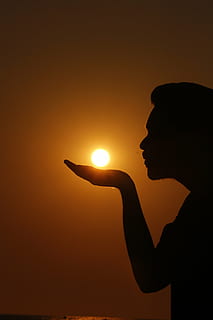 silhueta, pessoa, ele Ela, convocação, Dom, his / her, /a mão dela, por do sol, sombra, homem sombra, tarde, exterior, luz solar, natureza, deleite, céu, homem, relaxar, delicioso, meditação, outono, tons, mar, de praia, oceano, período de férias, Garoto, cena, sozinho, aguarde, segurando, o sol, vida, mão, dia, meditar, vista lateral, uma pessoa, um homem só, apenas adultos, adulto, apenas homens, pessoas, parte do corpo humano, cor laranja, pessoas reais, ilusão de óptica, estilos de vida, homens, Vista de perfil, beleza na natureza, atividade de lazer, ao ar livre, mão humana, dedo, 5K, CC0, domínio público, royalty free
