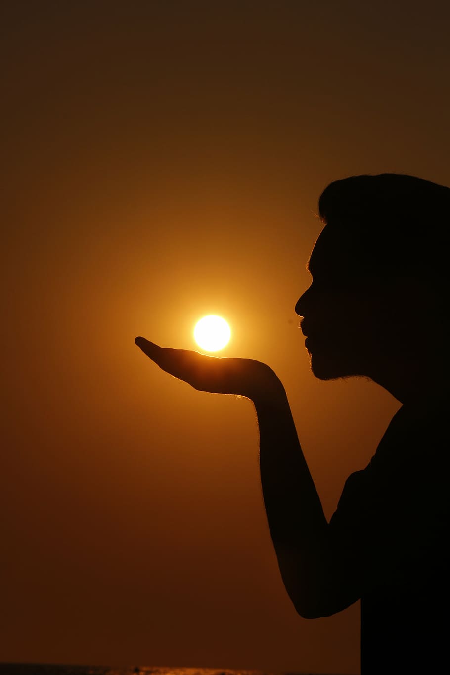 silueta, persona, ell ella, convocatòria, sol, la seva, / la seva mà, posta de sol, ombra, shadow man, tarda, a l'aire lliure, llum solar, naturalesa, delícia, cel, home, relaxa't, encantador, meditació, tardor, caure, ombres, mar, platja, oceà, vacances, noi, escena, mantingui, celebració, el sol, la vida, mà, dia, meditar, vista lateral, una persona, un sol home, només adults, adult, només homes, gent, part del cos humà, color taronja, persones reals, il · lusió óptica, estils de vida, homes, vista del perfil, bellesa a la natura, activitat d'oci, mà humana, dit, 5K