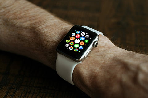 person, iført, sølv aluminium case eple, se, hvit, sport band, sølv, aluminium, sak, Apple klokke, hvit sport, bånd, armbåndsur, smartklokke, håndledd, teknologi, utstyr, armbånd, eple datamaskiner, menneskelig hånd, klokke, trådløs teknologi, nærbilde, applikasjonsprogramvare, menneskelig kroppsdel, fjernkontroll, bare en moden mann, bare en mann, hånd, én person, voksen, kroppsdel, menn, innendørs, fritidsaktivitet, kommunikasjon, forbindelse, valg, lem, fjern, livsstil, menneskelig lem, datamaskinikon, 4K, CC0, offentlig domene, opphavsrett gratis
