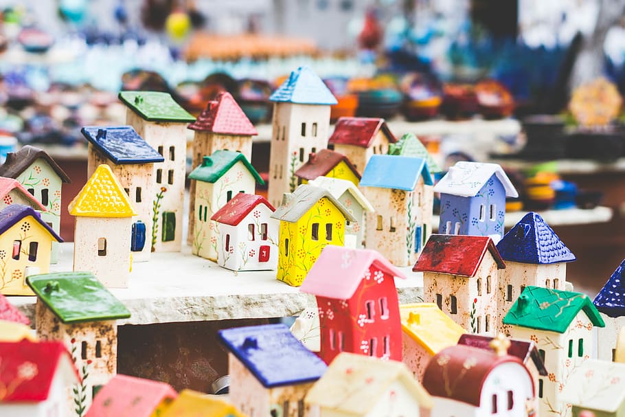 disposizione in miniatura casa, casa a colori assortiti, miniatura, lotto, Casa, minuscolo, tetto, ceramica, floreale, cittadina, colore, colorato, multicolore, grande gruppo di oggetti, giocattolo, creatività, nessuno, messa a fuoco selettiva, scelta, natura morta, giorno, rappresentazione umana, variazione, rappresentazione, architettura, abbondanza, arte e artigianato, collezione, testo, somiglianza maschile, in vendita, 5K