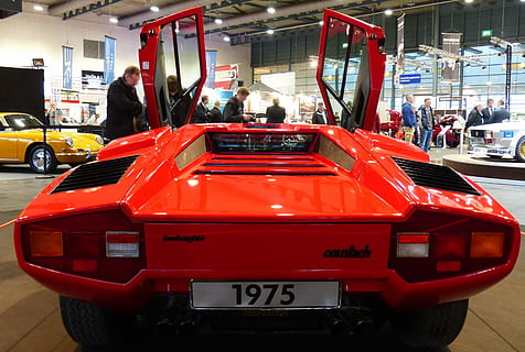 retfærdig, udstilling, oldtimer, auto, historisk, gamle biler, klassisk, vintage bil udstilling, rød, bil, industri, fabrik, bilindustrien, bilfabrik, tilfældige mennesker, transportform, transportmidler, motor køretøj, land køretøj, indendørs, arkitektur, beskæftigelse, teknologi, arbejder, herrer, rigtige mennesker, mennesker, gaffeltruck, forretning, meddelelse, gruppe af mennesker, 4K, CC0, offentligt domæne, royaltyfrie