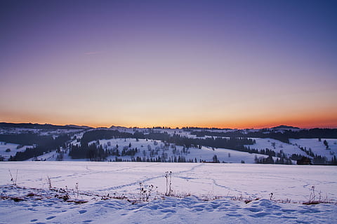 Schneefeld, Sonnenuntergang, Berge, Wintersaison, Natur, Baum, Landschaft, Aussicht, Schnee, Berg, Himmel, Reise, Schönheit, Winter, kalte Temperatur, Szenen - Natur, ruhige Szene, Ruhe, Schönheit in der Natur, Umgebung, keine Leute, weiße Farbe, Nicht-städtische Szene, kopieren sie platz, Land, idyllisch, 4K, CC0, gemeinfrei, lizenzfrei