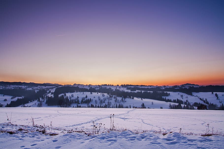 Schneefeld, Sonnenuntergang, Berge, Wintersaison, Natur, Baum, Landschaft, Aussicht, Schnee, Berg, Himmel, Reise, Schönheit, Winter, kalte Temperatur, Szenen - Natur, ruhige Szene, Ruhe, Schönheit in der Natur, Umgebung, keine Leute, weiße Farbe, Nicht-städtische Szene, kopieren sie platz, Land, idyllisch, 4K