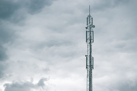 gris, torre de ràdio, ennuvolat, cel, durant el dia, foto, torre de telecomunicacions, transmissió, torre de comunicacions, tecnologia, torre, equips de telecomunicacions, antena - antena, comunicació, difusió, comunicacions globals, ràdio, tecnologia sense fils, blau, connexió, núvol - cel, dia, estructura construïda, arquitectura, alta - alta, metall, cap gent, naturalesa, a l'aire lliure, vista d’angle baix, còpia espai, acer, rebre, aliatge, 4K, CC0, domini públic, lliure de regalies