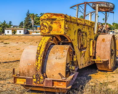 rullo compressore, macchina pesante, costruzione, compattatore, vecchio, arrugginito, giallo, modo di trasporto, abbandonato, giorno, mezzi di trasporto, veicolo terrestre, metallo, nessuno, macchinario, danneggiato, natura, macchine da cantiere, cielo, luce del sole, industria di costruzioni, obsoleto, all'aperto, corri giù, deterioramento, attrezzatura da costruzione, equipaggiamento industriale, 4K, CC0, dominio pubblico, privo di copyright