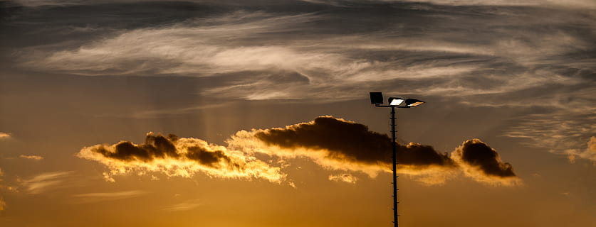 Laterne, Sonnenuntergang, Licht, Wolken, Straßenlampe, Nachglühen, Himmel, Sonnenstrahl, Strahlen, Scheinwerfer, Natur, Technologie, Lampe, einsam, Beleuchtung, Helligkeit, Flutlicht, Mast, Dunkelheit, Ziel, wolke - himmel, Lichtanlage, Strassenlicht, keine Leute, Dramatischer Himmel, Silhouette, Straße, draußen, Sturm, Schönheit in der Natur, Szenen - Natur, Licht - natürliches Phänomen, beleuchtet, Wolkengebilde, Dämmerung, Zeichen, Verschmutzung, 8K, CC0, gemeinfrei, lizenzfrei