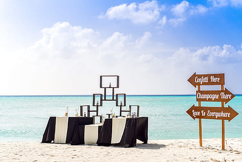 hav, natur, himmel, solrig, strand, blå, skyer, indretning, dekorationer, ocean, udvej, sand, sandstrand, marinemaleri, kysten, skiltning, tabeller, vand, jord, horisont, horisont over vand, sky - himmel, ingen mennesker, stol, ferier, rejse, ferie, fravær, meddelelse, ro, udendørs, 2K, CC0, offentligt domæne, royaltyfrie
