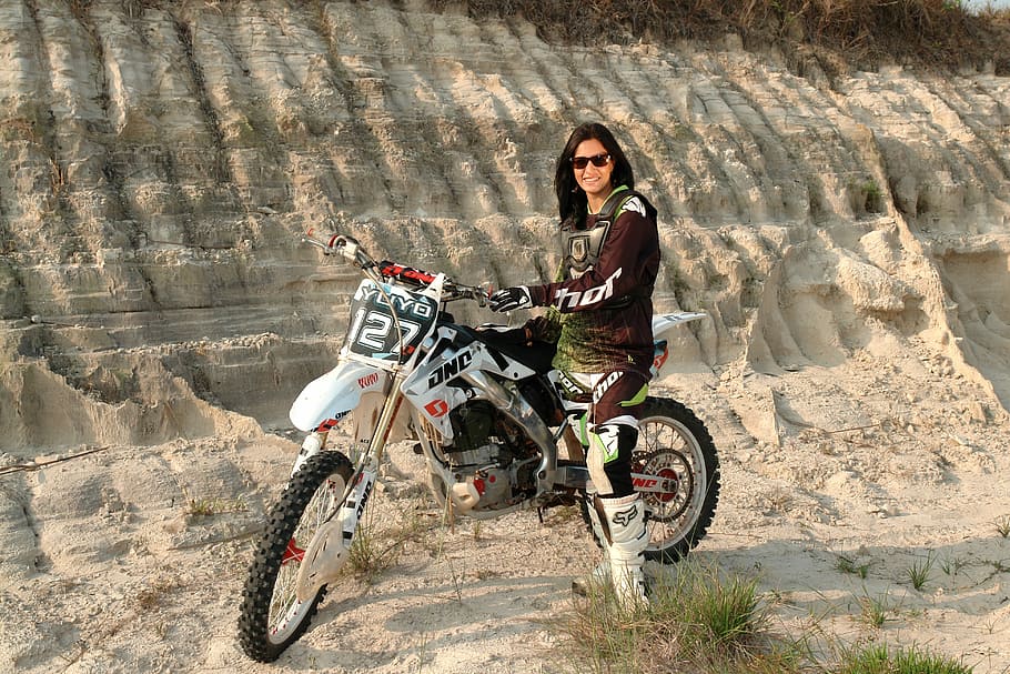 Modelka, latinský, motocykl, pěkný, usměj se, radost, latino, ženy, mladý, usmívající se, krása, štěstí, představují, dívka, přeprava, plná délka, jedna osoba, mladého dospělého, způsob dopravy, při pohledu na fotoaparát, Příroda, životního stylu, dospělý, den, neformální oblečení, portrét, venku, volnočasové aktivity, sport, ochranná přilba, skutečných lidí, slunečního světla, jezdectví, účes, cyklista, 4K