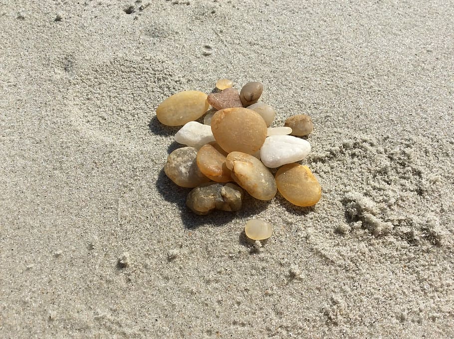 klipper, bunke, strand, struktur, natur, sten-, stak, sammen, balance, fredelig, naturlig, sand, ingen mennesker, tæt på, dag, jord, høj vinkel visning, sollys, tekstureret, stilleben, skal, mad og drikke, udendørs, Brun, sten - objekt, solid, gruppe af objekter, nød, stor gruppe af objekter, rullesten, 2K