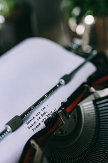ver, escribiendo citas, antiguo, máquina de escribir, de cerca, mecanografía, citas, vendimia, citar, tecnología, equipo, camara - equipo fotografico, nadie, día, al aire libre, centrarse en primer plano, enfoque selectivo, naturaleza muerta, mesa, texto, el color blanco, comunicación, adentro, vista de alto ángulo, metal, de color negro, papel, escritura occidental, problemas sociales, acero, 5K