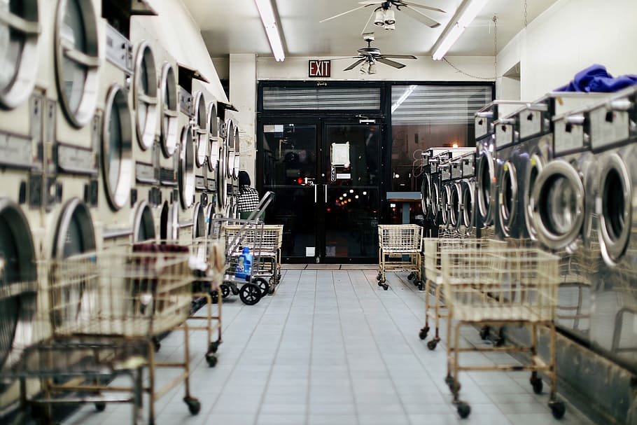 foto, buit, botiga de bugaderia, càrrega frontal de plata, rentat, màquines, carros frontals, bugaderia, interior, plata, llum, rentadora, en fila, maquinària, a l'interior, aparell, equipament per a la llar, gran grup d'objectes, absència, assecadora, botiga, contenidor, gent, enfocament selectiu, tecnologia, rajola, equipament, sòls, sòl de rajoles, netejar, 5K