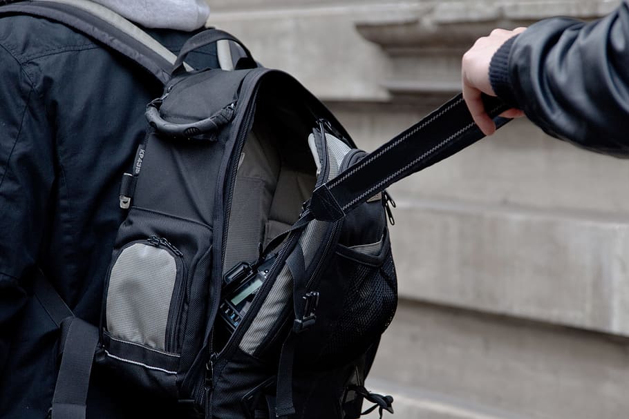 Person, halten, schwarz, Gurt, Kamera, Rucksack, Diebstahl, stehlen, Raubtier, Dieb, rauben, Verbrecher, Kameradiebstahl, Objektivdiebstahl, Bande von Dieben, draußen, Menschen, Männer, Nur ein Mann, eine Person, Erwachsene, nur für Erwachsene, menschliches Körperteil, Kleidung, Fokus auf den Vordergrund, echte Menschen, Mittelteil, Jacke, Waffe, Tag, Gewehr, Sicherheit, Schutz, die Architektur, Hand, Regierung, Leder, Uniform, 5K