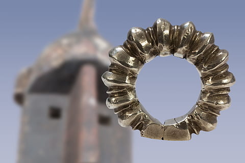 anell, anell de taló, tràilers, màscara, simbolisme, ritual, arcaic, tribu, etno, fulani, grup ètnic, mali, plata, macro, metall, cel, cap gent, sol objecte, blau, primer pla, naturalesa, forma, cel clar, cercle, tir de l'estudi, forma geomètrica, brillant, arquitectura, centrar-se en primer pla, disseny, a l'aire lliure, estructura construïda, patró, art i artesania, color plata, 4K, CC0, domini públic, lliure de regalies