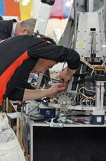 màquina de reparació de persones, enginyer, robòtica, informàtica, estudiant, ocupació, homes, una persona, persones reals, treball, tecnologia, indústria, habilitat, adult, negocis, connexió, a l'interior, experiència, de peu, celebració, control, tres quarts de longitud, adult madur, mascles, complexitat, responsabilitat, 8K, CC0, domini públic, lliure de regalies