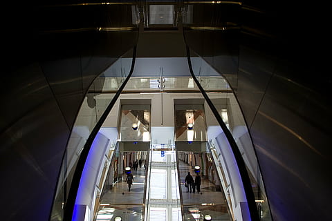arquitecte, gràfics, resum, edifici, secret, èxit, qualitat, a l'interior, arquitectura, il·luminat, persones reals, vista d’angle baix, escala mecànica, escala, homes, reflexió, barana, modern, estructura construïda, centre comercial, estils de vida, vidre - material, dones, dues persones, adult, passos i escales, sostre, consumisme, 2K, CC0, domini públic, lliure de regalies