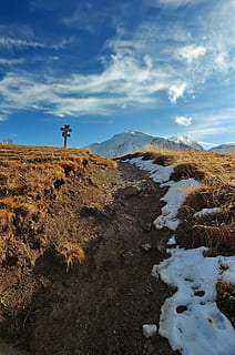 gunung, persimpangan, jalan, pilihan, salju, panel, pencarte, hiking, pasar, puncak, alam, pemandangan, langit, di luar rumah, biru, awan - langit, puncak gunung, adegan yang tenang, ketenangan, keindahan di alam, scenics - alam, lingkungan Hidup, tanah, adegan non-urban, musim dingin, tidak ada orang, hari, menanam, bidang, suhu dingin, 1080P, CC0, domain publik, bebas royalti