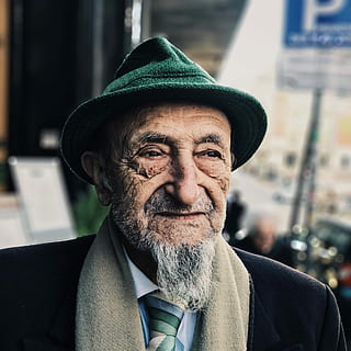 hombre, vistiendo, verde, sombrero, tiempo de día, superficial, fotografía de enfoque, chico, masculino, mayor, más viejo, Hidalgo, Corbata, collar, bufanda, arruga, barba, estilo, antiguo, persona, retrato, una persona, ropa, gente real, vello facial, machos, mirando a la cámara, disparo a la cabeza, adulto, adulto mayor, hombres, estilos de vida, vista frontal, centrarse en primer plano, hombres mayores, hombres maduros, Bigote, contemplación, cara humana, 1080P, CC0, dominio público, libre de derechos