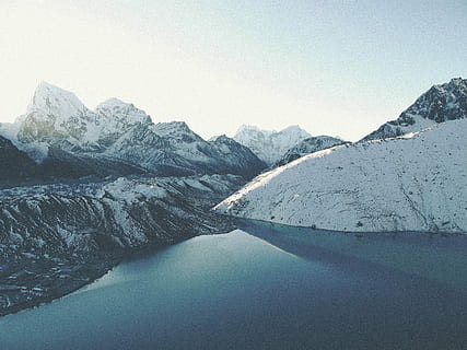 gheaţă, acoperit, fotografie de munte, corp, apă, lângă, Munte, umplut, zăpezi, lac, reflecţie, umbră, zăpadă, vârf, tapet, desktop wallpapers, fundal de ecran, desktop backgrounds, imagini de fundal, tapet uimitor, stâncă, cer, albastru, scenice - natura, frumusețe în natură, o scenă liniștită, de munte, liniște, iarnă, peisaj, temperatura rece, mediu inconjurator, natură, nici o persoana, zi, un munte acoperit de zăpadă, 2K, CC0, domeniu public, fără drepturi de autor