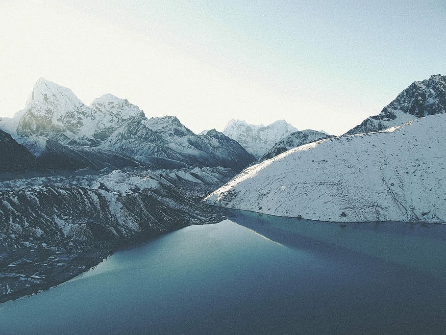 is, dækket, bjergfotografering, legeme, vand, ved siden af, bjerg, fyldt op, sne, sø, afspejling, skygge, spids, tapet, desktop wallpapers, desktop baggrund, desktop baggrunde, tapeter, fantastisk tapet, klippe, himmel, blå, scenics - natur, skønhed i naturen, rolig scene, bjergkæde, ro, vinter, landskab, kold temperatur, miljø, natur, ingen mennesker, dag, snedækket bjerg, 2K