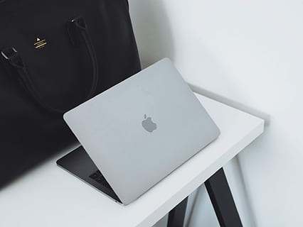 ha aperto, macbook, tavolo, macbook d'argento, bianca, il computer portatile, lavoro, Macbook Pro, macbook air, in casa, vista dall'alto, nessuno, natura morta, avvicinamento, posto a sedere, Colore bianco, colore nero, carta, attività commerciale, sedia, vuoto, ufficio, giorno, penna, luce del sole, assenza, 1080P, CC0, dominio pubblico, privo di copyright