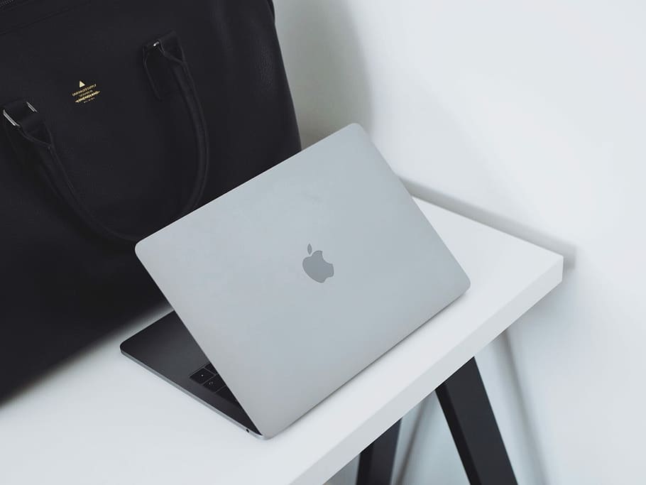 obert, MacBook, taula, MacBook de plata, blanc, portàtil, treballar, MacBook Pro, MacBook Air, a l'interior, vista d’angle alt, cap gent, natura morta, primer pla, seient, Color blanc, color negre, paper, negocis, cadira, en blanc, oficina, dia, bolígraf, buit, llum solar, absència, 1080P