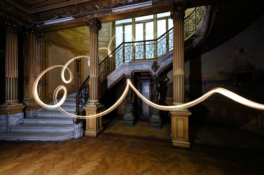 altes Haus, Zeitrafferfotografie, Licht, gegenüber, nach oben, Schritte, Treppe, Gebäude, die Architektur, Säule, gebaute Struktur, drinnen, keine Leute, Stufen und Treppen, Geländer, Fenster, Tag, Haus, beleuchtet, Abwesenheit, Spiral-, Graffiti, Text, Holz - Material, Metall, 4K