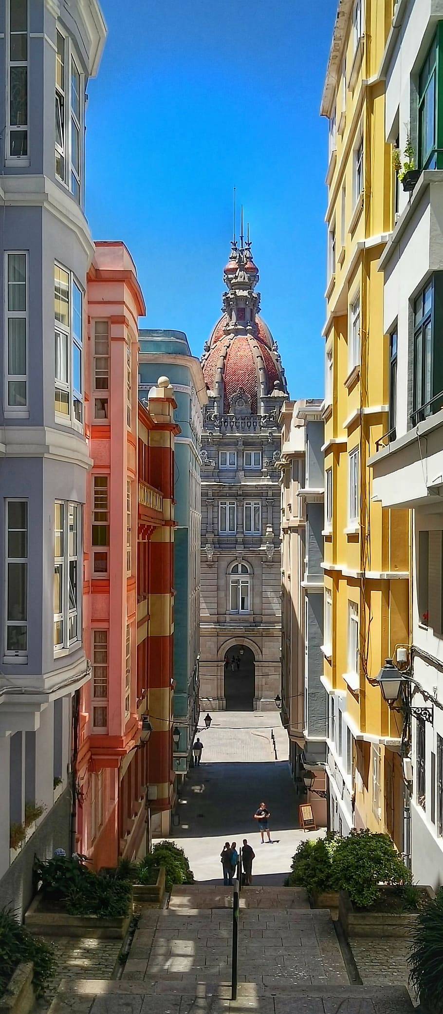 coruña, Španělsko, ar, architektura, kamenictví, cestovat, exteriér budovy, stavba, budova, nebe, město, den, Příroda, rezidenční čtvrti, okno, ulice, oblouk, duchovno, náhodné osoby, náboženství, motorové vozidlo, cesta vpřed, místo uctívání, venku, čisté nebe, 4K