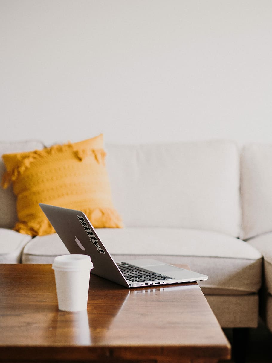 MacBook, taula de cafè, MacBook de plata, obert, tassa de plàstic, sofà, feliç, brillant, oceà, platja, san francisco, abocar, latte, cafè, matí lent, inici, tecnologia, interior, vivent, racó, acollidor, taula, coixí groc, Hola clau, a l'interior, mobles, habitació domèstica, menjar i beguda, tecnologia sense fils, paper, interior de casa, portàtil, sala d'estar, tassa, tassa de cafè, comunicació, connexió, beure, cap gent, vaixella, 4K