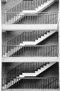 leeg, wit, beton, trap, abstract, contrast, structuur, architectuur, constructie element, trappenhuis, trappen en trappen, ingebouwde structuur, traliewerk, geen mensen, binnenshuis, patroon, spiraal, gebouw, perspectief verminderen, ontwerp, herhaling, modern, wenteltrap, in een rij, dag, metaal, hoge hoekmening, direct onder, 4K, CC0, publiek domein, royaltyvrij