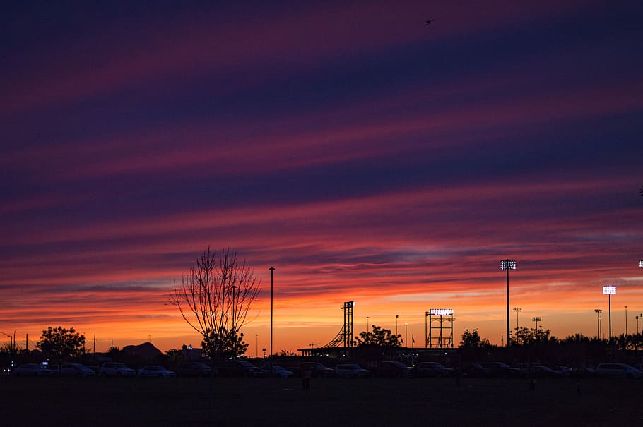 Silhouette, Bäume, Beiträge, golden, Stunde, schwarz, Post, cal Himmel, Sonnenuntergang, Wolke, Wolkengebilde, Stadion, Beleuchtung, dunkel, Dämmerung, Parkplatz, Himmel, Licht, Baseball, wolke - himmel, orange Farbe, Natur, keine Leute, Schönheit in der Natur, Szenen - Natur, Umgebung, Baum, Industrie, die Architektur, gebaute Struktur, draußen, Dramatischer Himmel, Landschaft, Transport, Pflanze, Verschmutzung, 5K