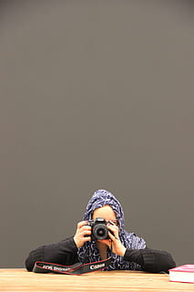migration, tilbageholdelse, kamera, tørklæde, indvandring, fotografi, depression - sorg, Kvinder, kopiere plads, voksen, forretning, kun en kvinde, fotografering temaer, kamera - fotografisk udstyr, en person, teknologi, forfra, fotografere, aktivitet, portræt, fotografisk udstyr, indendørs, fritidsaktivitet, rigtige mennesker, bedrift, fotograf, afslappet tøj, ung voksen, digitalt kamera, beskæftigelse, digitalt enkeltlinsrefleks kamera, skjult ansigt, 5K, CC0, offentligt domæne, royaltyfrie