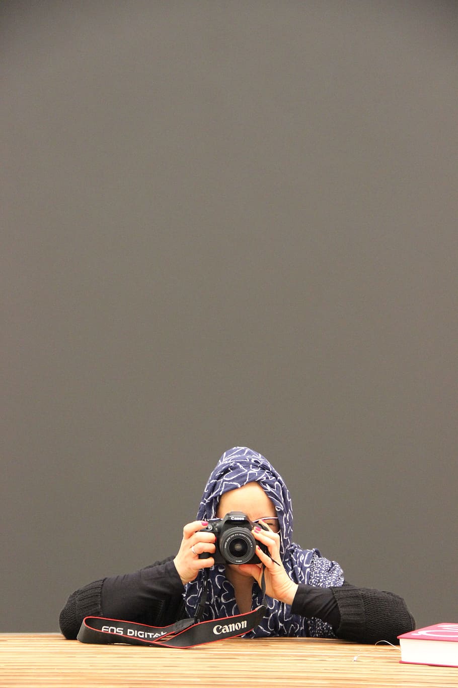 migració, detenció, càmera, mocador, immigració, fotografia, depressió - tristesa, dones, còpia espai, adult, negocis, una sola dona, temes de fotografia, càmera - equip fotogràfic, una persona, tecnologia, vista frontal, fotografiar, activitat, retrat, equip fotogràfic, a l'interior, activitat d'oci, persones reals, celebració, fotògraf, roba casual, adult jove, càmera digital, ocupació, càmera reflex digital d’una sola lent, cara oculta, 5K