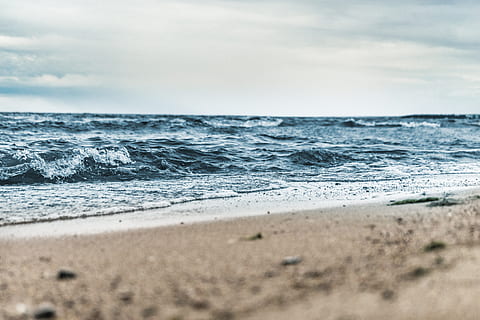 macrofotògraf, vora de la platja, platja, borrós, primer pla, núvols, la llum del dia, escuma, focus, illa, paisatge, naturalesa, oceà, a l'aire lliure, ondulació, sorra, mar, paisatge marí, vora del mar, Riba, cel, estiu, navega, viatjar, tropical, vacances, aigua, onades, moviment, terra, onada, horitzó, horitzó sobre l’aigua, bellesa a la natura, esport, esport aquàtic, escenics - natura, surf, núvol - cel, dia, nivell superficial, 5K, CC0, domini públic, lliure de regalies