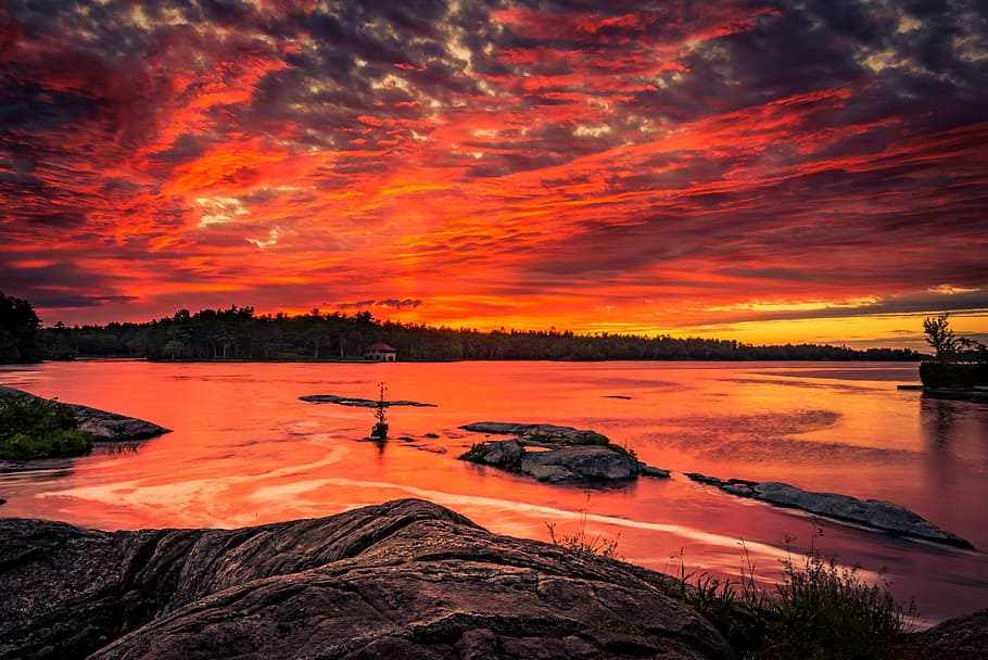 daggry, landskab, natur, himmel, skyer, aften, sø, bjerg, udendørs, refleksioner, klipper, naturskøn, silhuet, sol, solnedgang, træer, vand, orange farve, skønhed i naturen, sky - himmel, scenics - natur, ro, rolig scene, ingen mennesker, idyllisk, afspejling, ikke-urbane scene, dramatisk himmel, plante, 5K