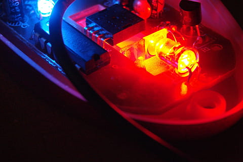 elektronikk, blå, rød, lys, ledet, teknologi, datamaskiner, LED lys, design, mus, enhet, multi farget, nærbilde, innendørs, ingen folk, nettverkstilkoblingsplugg, forbindelse, mat og Drikke, kommunikasjon, lys - naturlig fenomen, belyst, trådløs teknologi, glødende, studio skudd, kunstkultur og underholdning, Datakabel, belysningsutstyr, datamaskin, natt, uteliv, industriellt utstyr, 1080P, CC0, offentlig domene, opphavsrett gratis