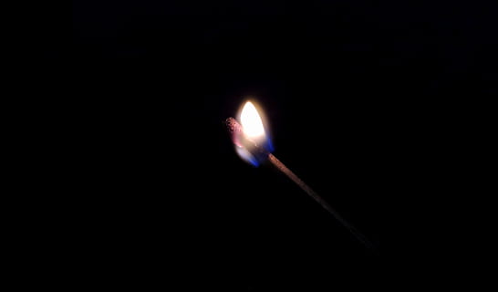 stuzzicadenti, candela, fuoco, lume di candela, luce, eclissi solare, esplorazione dello spazio, astronomia, notte, nessuno, spazio, fiamma, ardente, copia spazio, fuoco - fenomeno naturale, avvicinamento, calore - temperatura, natura, girato in studio, in casa, sfondo nero, buio, illuminato, fiammifero, raggiante, stanza domestica, singolo oggetto, partita - attrezzatura di illuminazione, attrezzatura per l'illuminazione, 4K, CC0, dominio pubblico, privo di copyright