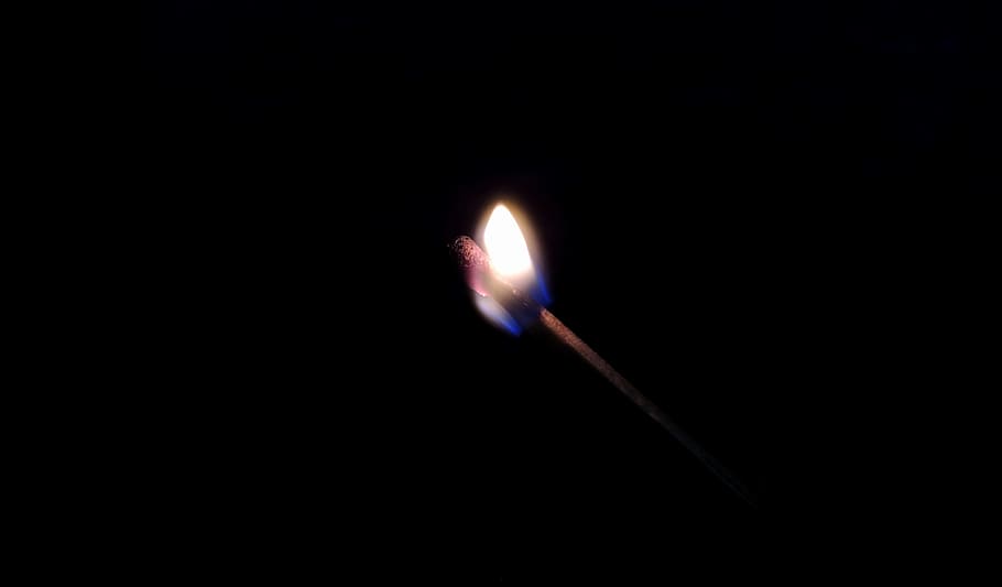 stuzzicadenti, candela, fuoco, lume di candela, luce, eclissi solare, esplorazione dello spazio, astronomia, notte, nessuno, spazio, fiamma, ardente, copia spazio, fuoco - fenomeno naturale, avvicinamento, calore - temperatura, natura, girato in studio, in casa, sfondo nero, buio, illuminato, fiammifero, raggiante, stanza domestica, singolo oggetto, partita - attrezzatura di illuminazione, attrezzatura per l'illuminazione, 4K