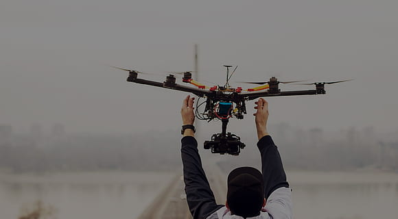 Drohne, Himmel, Technologie, Luftfahrzeug, halten, Transport, eine Person, Männer, Erwachsene, Rückansicht, Tag, Flugzeug, fliegend, draußen, Natur, Fotografie-Themen, gebaute Struktur, Transportmittel, kopieren sie platz, Arme erhoben, Luft-und Raumfahrtindustrie, 1080P, CC0, gemeinfrei, lizenzfrei